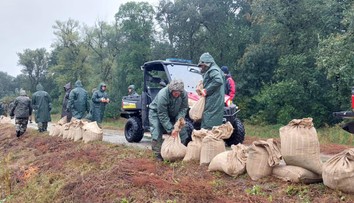 Špinavá a náročná práca. Pozrite sa, ako vyzerá stavba protipovodňovej zábrany