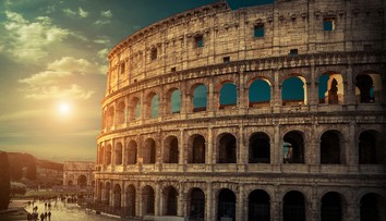 Do kameňa známej pamiatky vyryl svoje i priateľkino meno, polícia už pozná jeho meno