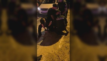 Policajt jednou ranou poslal mladíka k zemi a ďalší mu uštedril rany. Takýto je záver vyšetrovania