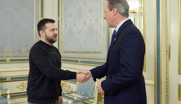 David Cameron sa na prvej zahraničnej ceste stretol na Ukrajine s Volodymyrom Zelenským