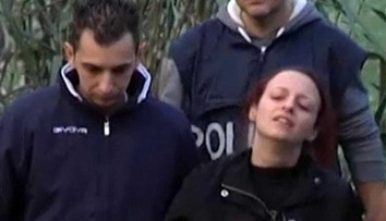 Matka zabila 8-ročného syna, pretože ju načapal inflagranti so starým otcom