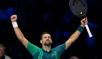 Kráľ Nole nestarne. Djokovič siedmykrát ovládol turnaj majstrov a prekonal Federera