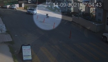 VIDEO: Žena šla nakupovať, zabudla zabrzdiť kočík. Bábätko sa tak rútilo dole cestou