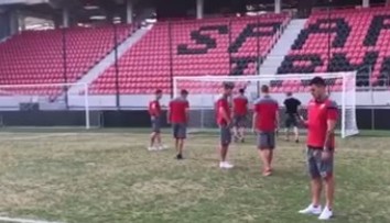 Na tomto sa má hrať? Rozčarovaní hráči Crvenej zvezdy si natočili trávnik v Trnave