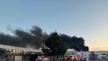 Požiar haly v obci Báhoň pri Pezinku. Na zraze fanúšikov motocyklov mala začať horieť jedna z motoriek