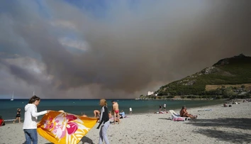 Na Korzike museli pre požiare evakuovať stovky dovolenkárov