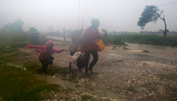 Florida a Južná Karolína sú v stave ohrozenia. Silný hurikán Matthew začal zabíjať