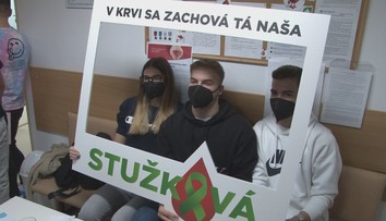 Pre zákaz hromadných podujatí si študenti zorganizovali netradičnú stužkovú v nemocnici