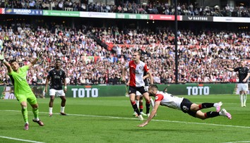 VIDEO: Asistencia nožničkami, potom Hanckova rybička. Feyenoord Ajaxu poriadne skazil nedeľu
