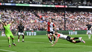 VIDEO: Asistencia nožničkami, potom Hanckova rybička. Feyenoord Ajaxu poriadne skazil nedeľu