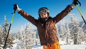 Lyžiari pozor. Pravidlá o nosení bezpečnostných prilieb sa môžu na budúcu sezónu zmeniť