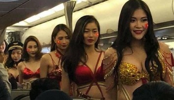 VIDEO: Netradičná odmena za dobré výkony: Letušky sa vyzliekli pre futbalistov