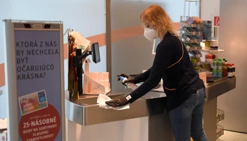 Hrozí, že ľudia si večer nestihnú nakúpiť. Obchodníci žiadajú zmeniť zákaz vychádzania