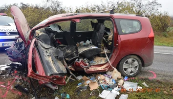 Mladík (18) nezvládol zákrutu a v rýchlosti narazil do stĺpa. Z jeho auta zostal iba vrak