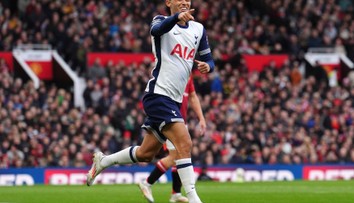 Tottenham dobyl Old Trafford a United padol na 12. priečku, červená pre Bruna. Ipswich ako najlepší nováčik