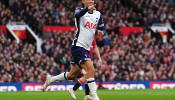 Tottenham dobyl Old Trafford a United padol na 12. priečku, červená pre Bruna. Ipswich ako najlepší nováčik
