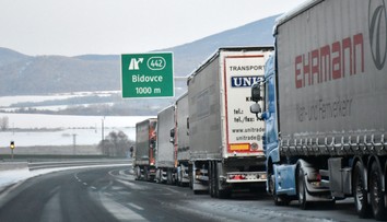 Na hraničnom priechode Vyšné Nemecké čakajú kamióny štyri až päť dní. Osobné autá vybavujú priebežne