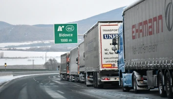 Na hraničnom priechode Vyšné Nemecké čakajú kamióny štyri až päť dní. Osobné autá vybavujú priebežne