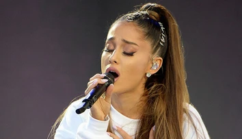 Zasnúbila sa? Ariana Grande ukázala obrovský diamantový prsteň