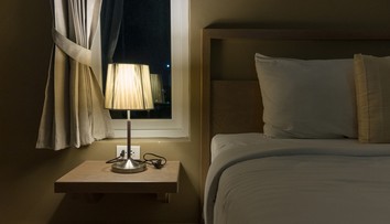 Američanka sa zobudila a zažila šok! Nahý vlámač ležal na nej v posteli