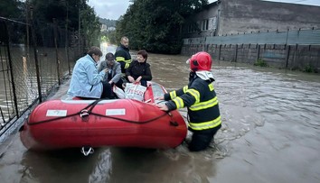FOTO: Hasiči evakuujú obyvateľov z viacerých zaplavených oblastí v Bratislavskom kraji