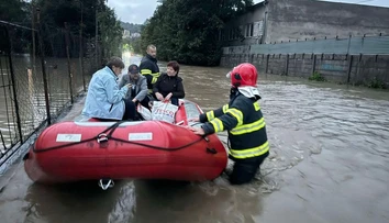 FOTO: Hasiči evakuujú obyvateľov z viacerých zaplavených oblastí v Bratislavskom kraji