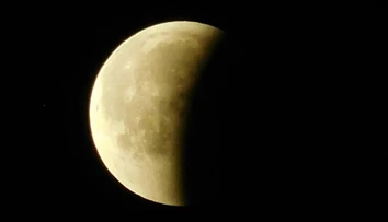 Tri zrniečka mesačnej horniny vydražili za obrovskú sumu