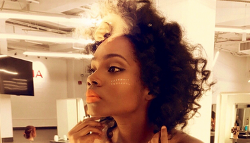 Deti ju prezývali skunk. Dnes vám z tejto modelky padne sánka