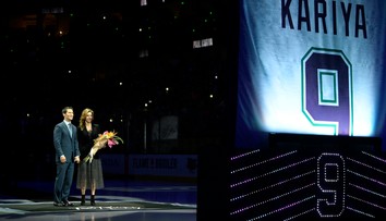 VIDEO: Legenda Anaheimu Paul Kariya sa dočkala vyvesenia dresu pod strop haly