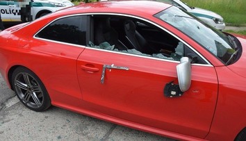 FOTO: Pred barom v Hriňovej niekto rozmlátil sekerou luxusné auto