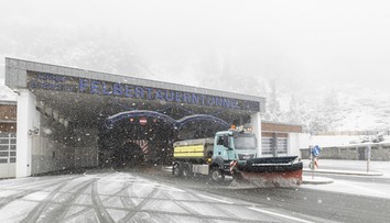 Počasie vyčíňa aj v Rakúsku. Sneženie ochromilo cestnú a železničnú dopravu