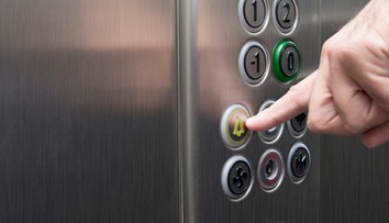 Nikto ju nepočul kričať. Žena sa zasekla vo výťahu, o pár dní ju našli mŕtvu