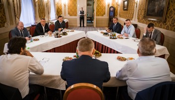 V hre sú aj zmeny vo vláde. Špičky strán diskutovali o tom, ako bude koalícia po voľbách postupovať