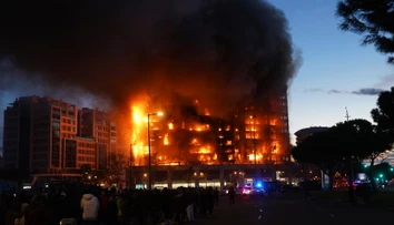 FOTO a VIDEO: Vo Valencii horel 14-poschodový dom, najmenej štyria ľudia prišli o život