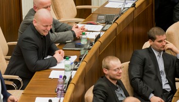 Poslancov ĽSNS vykázali zo sály, odísť odmietli