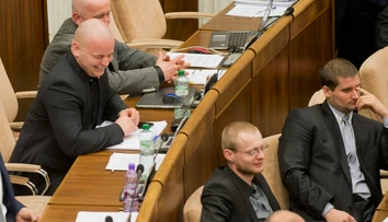 Poslancov ĽSNS vykázali zo sály, odísť odmietli