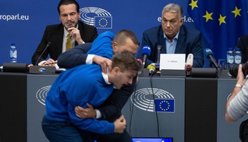 VIDEO: Aktivista vybehol na Orbána počas tlačovky. Hodil po ňom štós bankoviek a kričal, že predal krajinu Putinovi