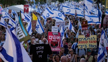 Tisíce ľudí protestovali proti Netanjahuovi, prišli aj pred jeho vilu