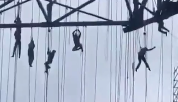 VIDEO: Desivý incident na stavbe. Robotníci zostali po zrútení lešenia visieť 140 metrov nad zemou