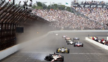 VIDEO: Fanúšička išla na preteky, kde jej neskutočná smola zničila auto. Odchádzala však s úsmevom