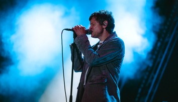 Keď som lietal v drogách, vždy som za ne platil. Teraz som čistý a ľudia mi ich núkajú grátis, smeje sa spevák Perfume Genius