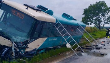 Nehoda autobusu a osobného auta pri Zlatých Moravciach. Zranení sú vodiči i viacerí cestujúci