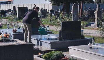 Kosia, zametajú chodníky a orezávajú stromy. Cintoríny sa vo veľkom pripravujú na Dušičky