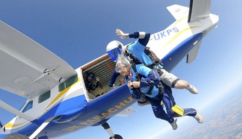 Na svoje 102. narodeniny skočila z lietadla. Odvážna babička prezradila svoj recept na šťastný život