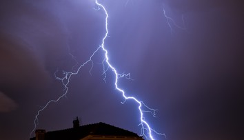 Východ Slovenska v pondelok potrápi počasie. Hrozia búrky s krúpami