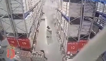 VIDEO: Obrovská spúšť v sklade s alkoholom. Regály padali ako kocky z domina