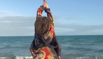 Bez komentára: Detailný záber na pozadie hviezdy, ktorá by už mohla byť babkou