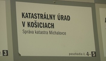 Šéfku michalovského katastra, na ktorom prepisovali pozemky nebožtíci, obvinili z korupcie