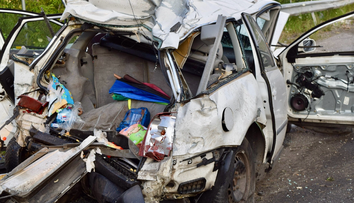 Fotografie, z ktorých mrazí. Pri žene s dieťaťom stáli všetci svätí, do pokazeného auta napálil nákladiak