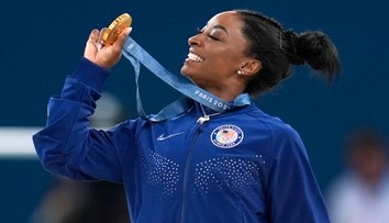 Zažila ťažké detstvo, bola obeťou sexuálneho násilia. Najlepšia gymnastka histórie po ťažkom období opäť žiari